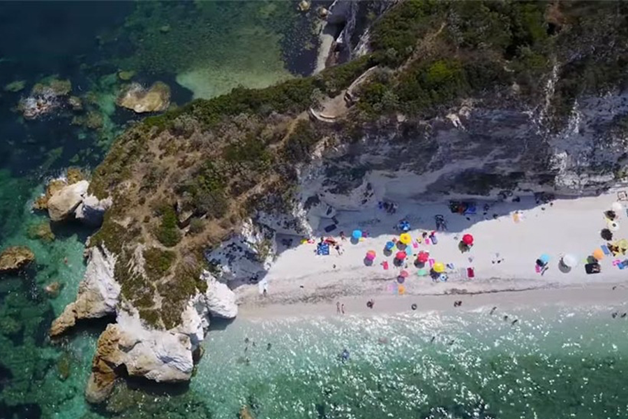 Costa di Capo Bianco con falesia di tufo bianco, Isola d'Elba