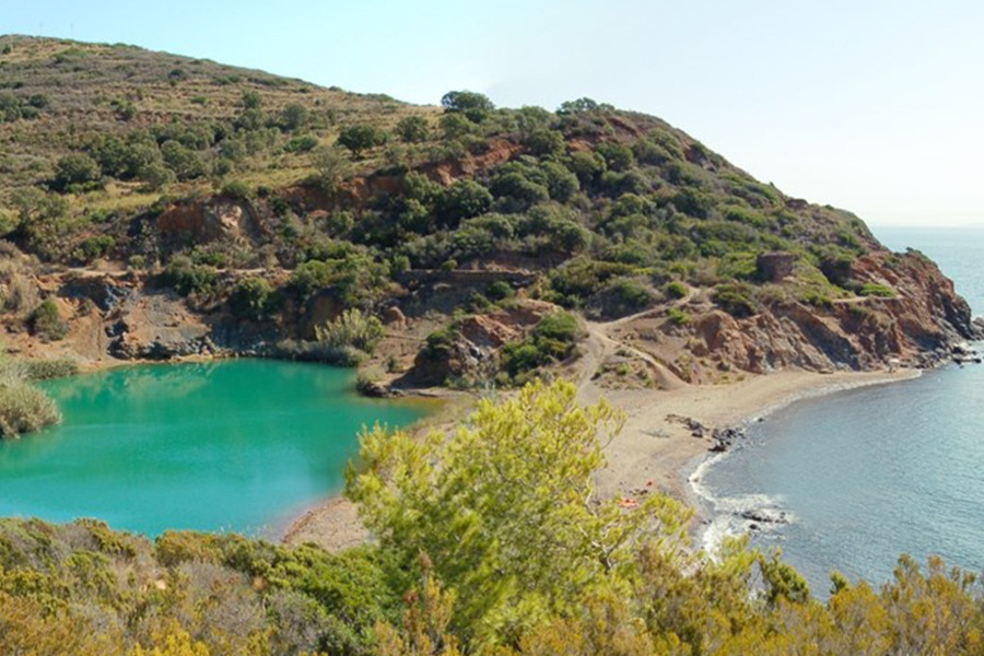 Laghetto di Terranera all'Isola d'Elba, lago color smeraldo separato dal mare