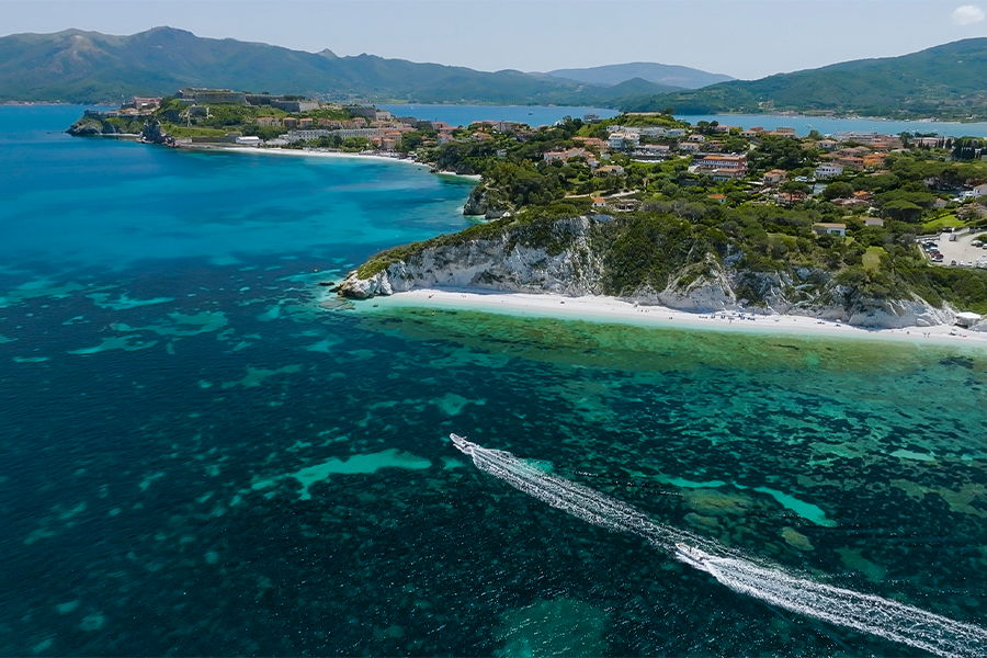 Vista della costa nord dell'Isola d'Elba con mare cristallino