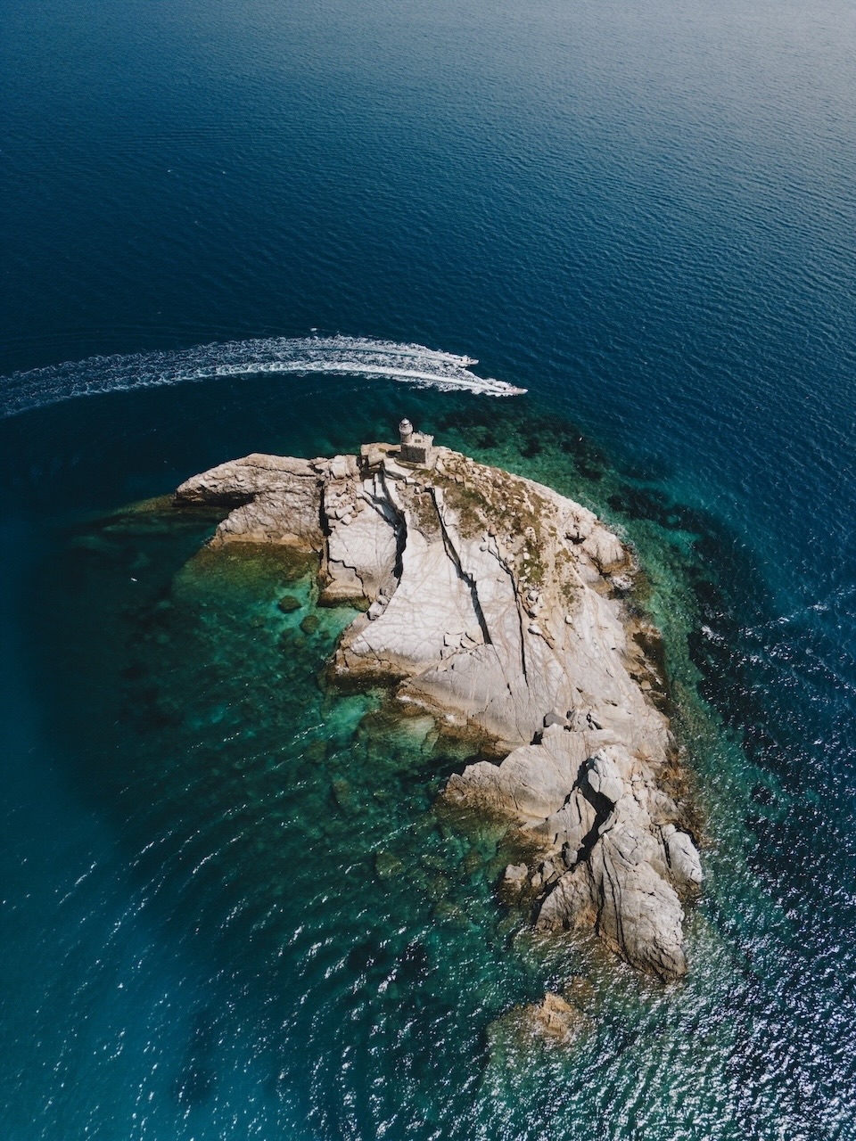 Vista aerea dello Scoglietto di Portoferraio con un gommone Rent Boat Bagnaia in navigazione, Isola d'Elba