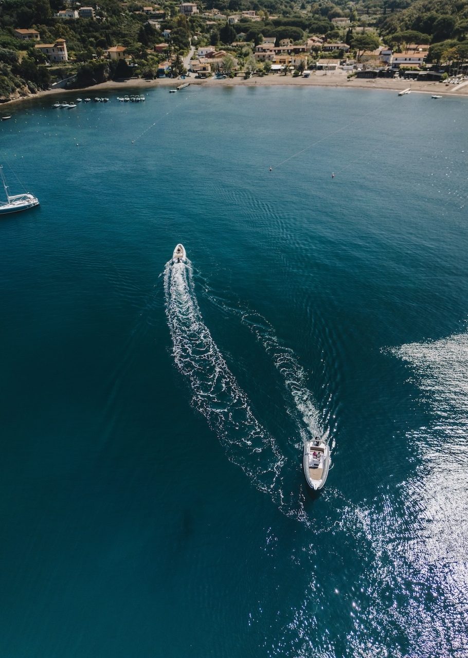 Vista aerea di gommoni Rent Boat Bagnaia in scia nel golfo dell'Isola d'Elba