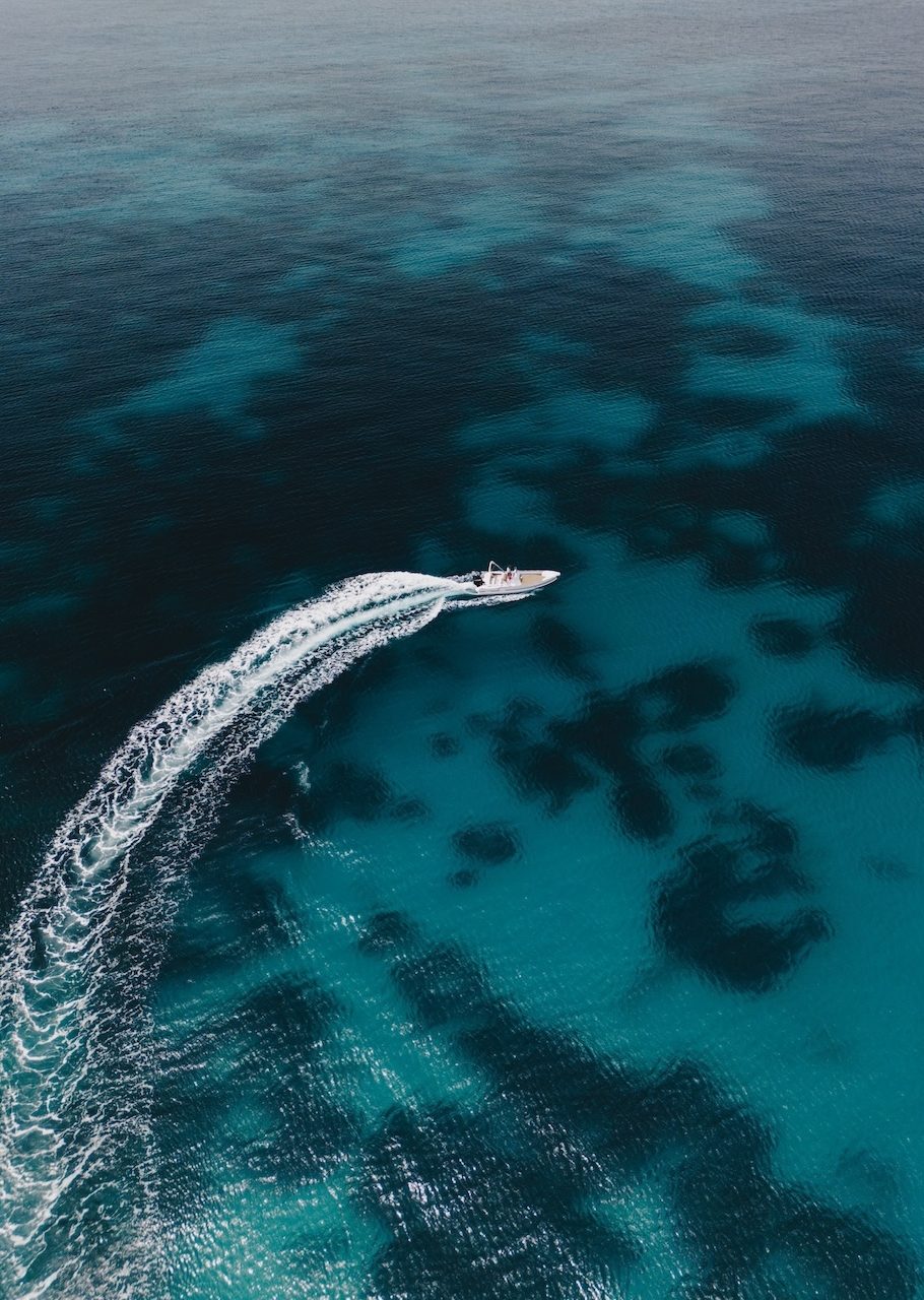Vista aerea di un gommone Rent Boat Bagnaia in navigazione sulle acque cristalline dell'Isola d'Elba