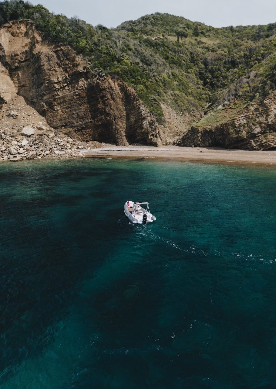 Gommone Rent Boat Bagnaia in una caletta riparata con falesia stratificata, Isola d'Elba