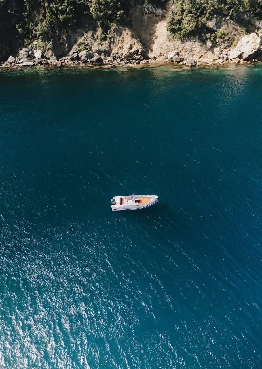 Gommone Rent Boat Bagnaia alla fonda nelle acque profonde di una baia dell'Isola d'Elba