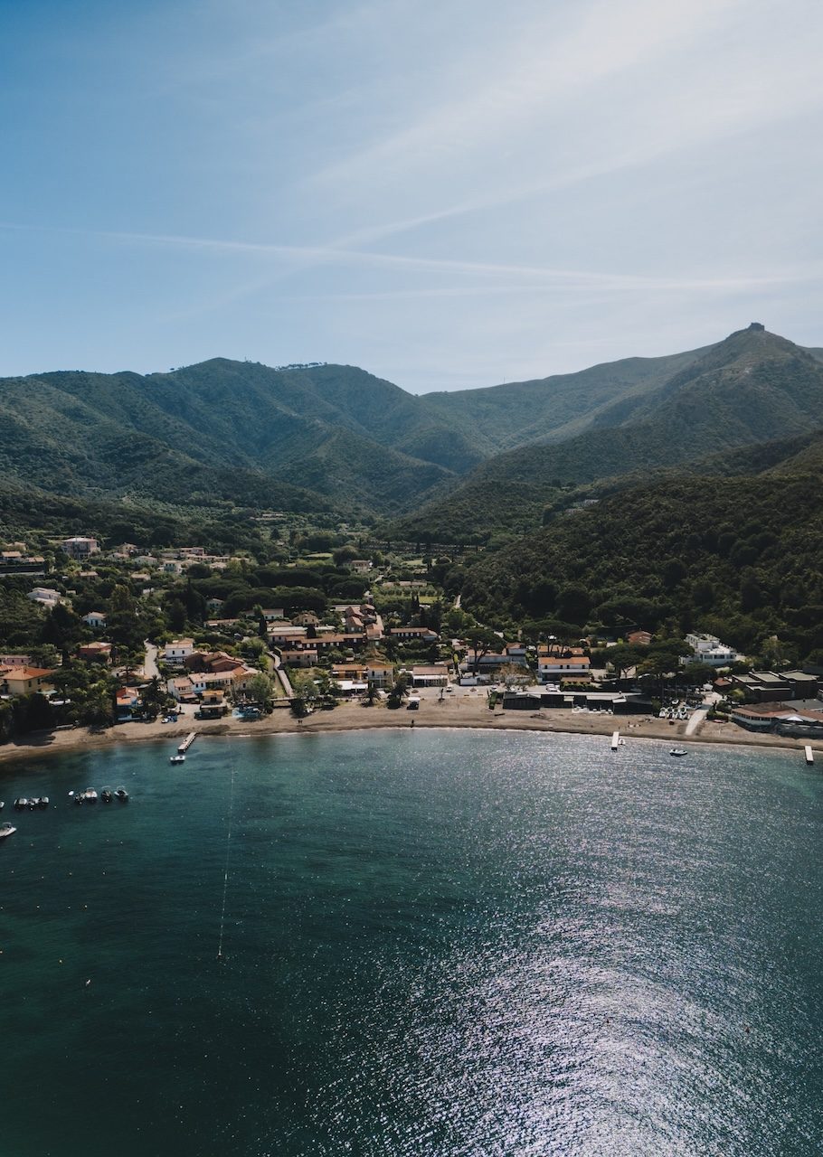 Vista aerea del borgo di Bagnaia a Portoferraio con spiaggia e monti dell'Isola d'Elba
