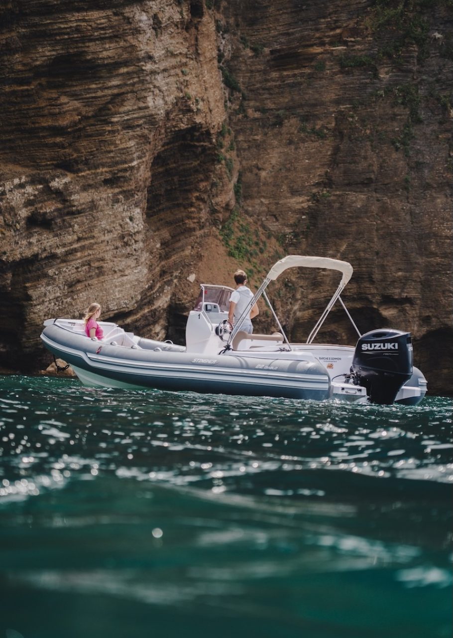 Stingher 22 Diablo davanti a una grotta nella falesia dell'Isola d'Elba, escursione in barca