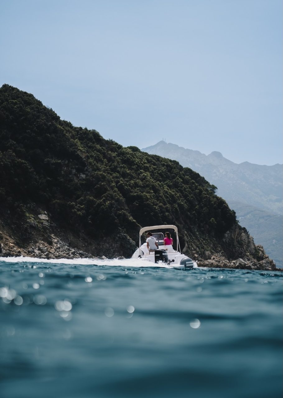 Gommone Rent Boat Bagnaia in manovra durante un'escursione in mare all'Isola d'Elba