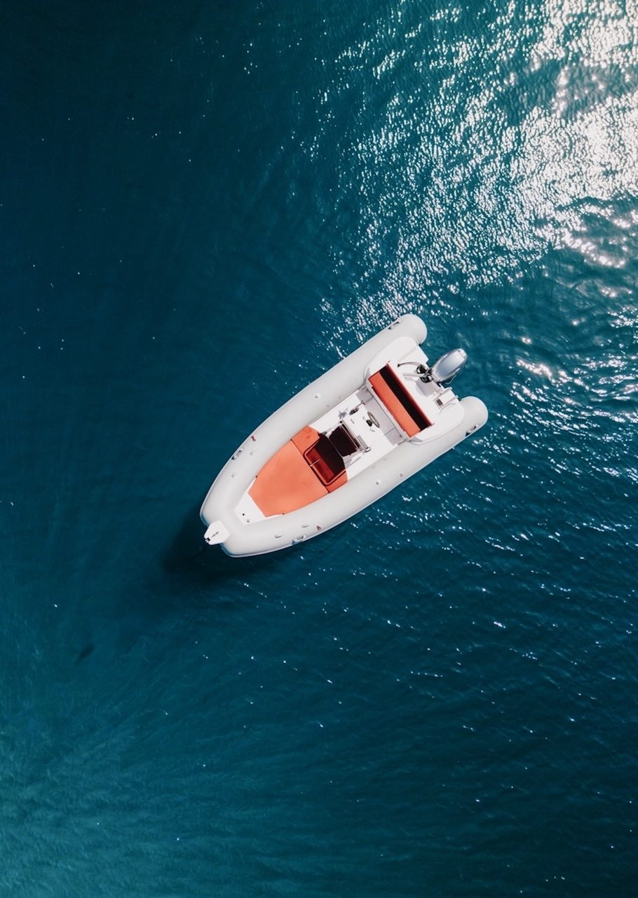 Vista aerea dall'alto di un gommone bianco di Rent Boat Bagnaia nelle acque dell'Isola d'Elba