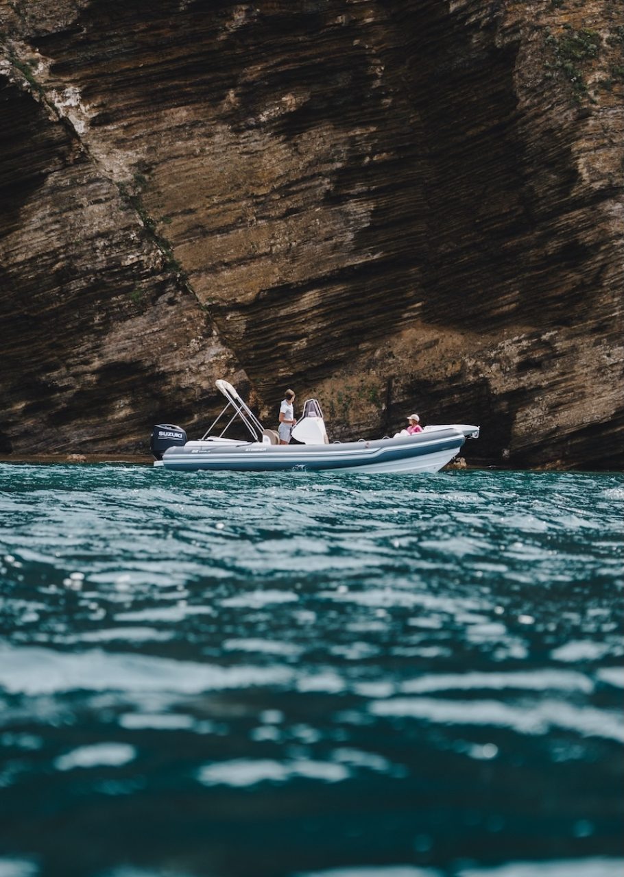 Gommone Rent Boat Bagnaia in navigazione con vista sulla costa dell'Isola d'Elba