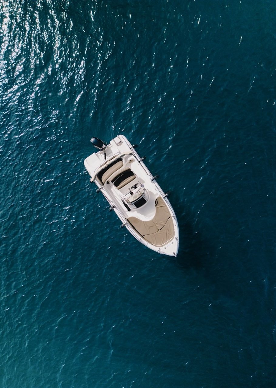 Vista zenitale di un gommone Rent Boat Bagnaia nel mare scintillante dell'Isola d'Elba
