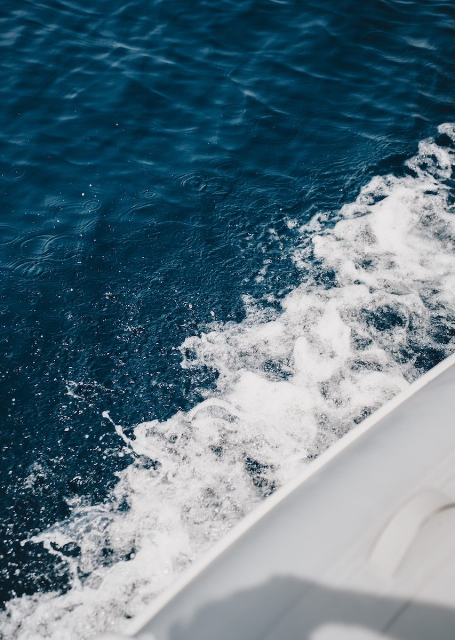 Scia bianca lasciata da un gommone Rent Boat Bagnaia nelle acque blu dell'Isola d'Elba