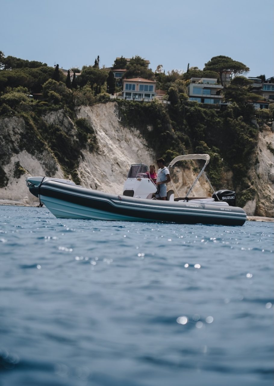 Stingher 22 Diablo con coppia a bordo davanti a una falesia bianca dell'Isola d'Elba