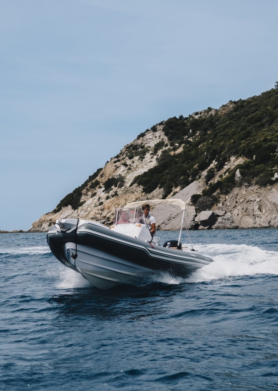 Gommone Rent Boat Bagnaia in navigazione verso una caletta dell'Isola d'Elba con coppia a bordo