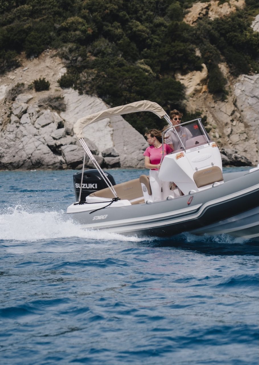 Stingher 22 Diablo planante sul mare dell'Isola d'Elba durante un'escursione in barca