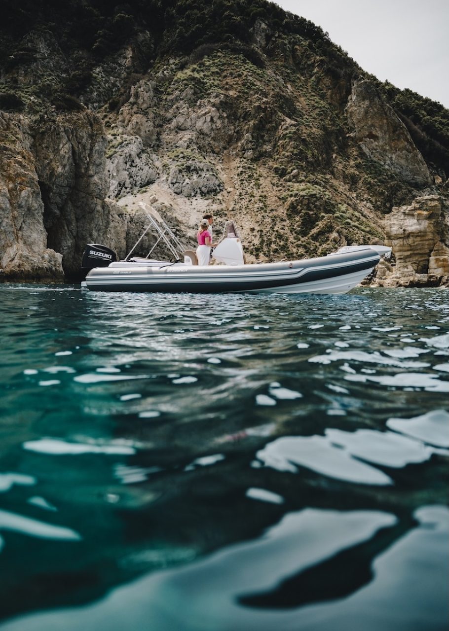 Stingher 22 Diablo con donna alla guida lungo un promontorio dell'Isola d'Elba